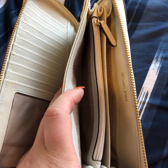 Michael kors large wristlet - Picture 4 of 4